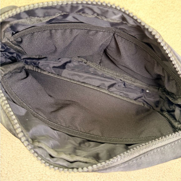 Fabletics “The Big Belt Bag” in black - Picture 8 of 11